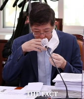 [TF포토] 물 마시는 김홍걸