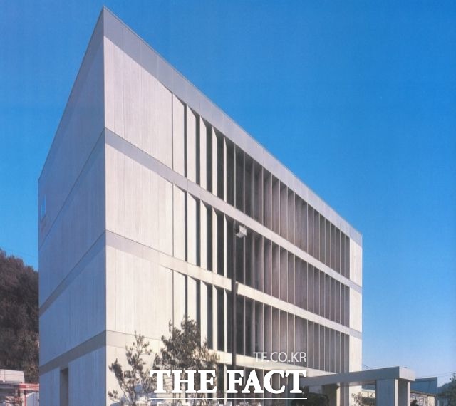 경북 김천상공회의소가 지역 제조업체를 대상으로 2020년 4/4분기(10월～12월) 기업경기전망지수를 조사해 29일 발표했다.사진은 김천상공회의소 전경/김천상공회의소 제공