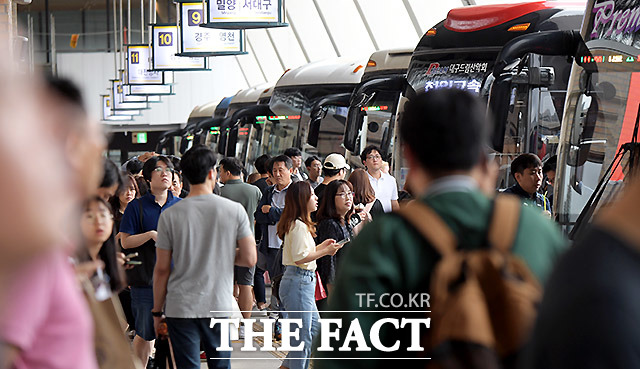 KTX에서 전화를 걸거나 받아야 한다면 객실에서 나가서 통화를 하는 게 안전하다. 다른 공간이 없는 버스에서는 가능한 한 문자로 연락하거나 휴게소 등을 이용하는 게 좋다. /이효균 기자