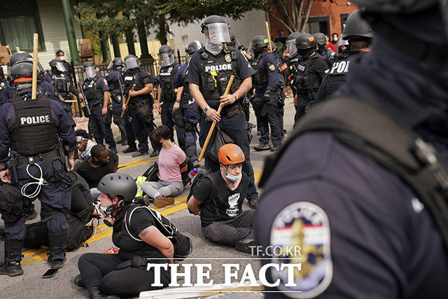 23일(현지시간) 미 켄터키주 루이빌에서 경찰이 브레오나 테일러 시위대를 체포하고 있다. / 루이빌=AP.뉴시스