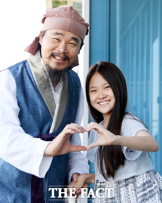 방송인 아빠가 그림자처럼.  아버지 김봉곤은 보이스트롯 3라운드 당시 천년바위가 지정곡으로 선곡되자 지체없이 딸 다현이를 데리고 강화도 마니산 정상에 올랐다. /이새롬 기자