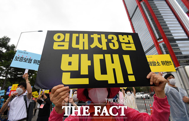 지난달 8일 서울 영등포구 여의도광장에서는 임대차 3법 등 부동산 정책 폐지를 요구하는 집회가 열렸다. /임세준 기자