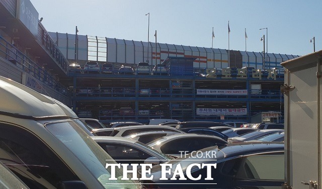 중고차 리스계약 때 보증금을 내면 금융사에 납부하는 리스료의 일부를 지원해 주겠다고 속인 뒤 보증금을 편취하는 피해사례가 잇따르자 금융감독원이 소비자경보 주의를 발령했다. /더팩트DB