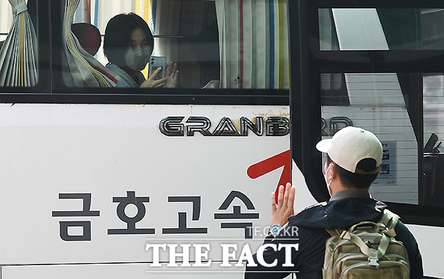 추석 연휴를 하루 앞둔 29일 경기도 의정부 시외버스터미널에서 고향으로 향하는 한 여성이 버스에 올라 가족과 인사하고 있다. /의정부=이새롬 기자