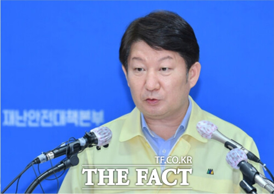 28일 권영진 시장이 추석 연휴를 앞두고 열린 코로나19 극복 대구광역시 범시민대책위원회 회의에서 이번 연휴 동안 고향 방문도 하지 말아달라고 당부하고 있다./대구시 제공