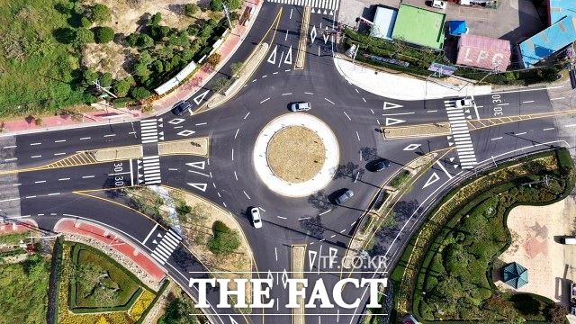 전북 정읍시가 교통 정체와 사고가 속출하는 정읍IC 인근 교차로 구간을 개선하기 위해 4억 원의 예산을 투입해 회전교차를 설치하고 개통에 들어갔다고 29일 밝혔다. /정읍시 제공