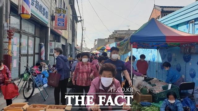 한 노인이 보행기에 불편한 몸을 의지하며 차례상에 올릴 제수용품을 구입하고 있다. /이경민 기자