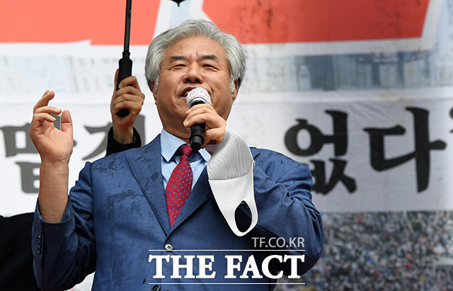 전광훈 목사가 지난달 15일 오후 서울 광화문광장에서 열린 8.15 광화문 국민대회에서 정부를 규탄하고 있다. /임영무 기자