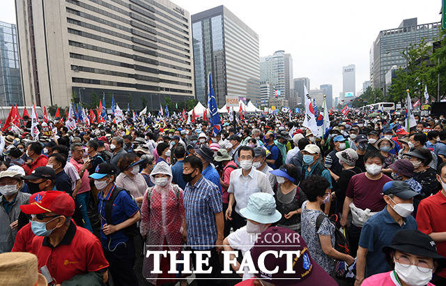 제75주년 광복절을 맞은 지난달 15일 오후 서울 광화문 광장 일대에서 보수단체 및 시민단체 등 참가자들이 8.15 집회를 이어가고 있다. / 남용희 기자