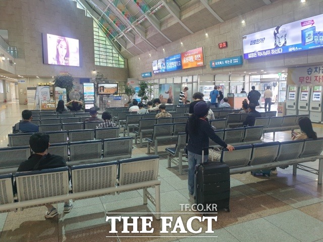 추석 연휴를 앞둔 29일 창원종합버스버스터미널에 귀성객들의 모습이 간간히 보이지만 명절을 앞둔 시기라고 하기엔 매우 한산한 풍경이다. /창원=강보금 기자