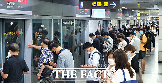 서울 지하철 9호선 고속터미널역 승강장이 퇴근하는 시민들로 가득차 있다. /이효균 기자