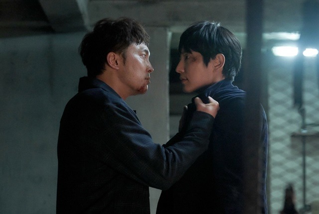 서현우(왼쪽)은 극 초반 이준기와 대립한다. 하지만 이후 모든 오해를 풀고 끈끈한 브로맨스를 자랑한다. /tvN 제공