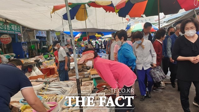 29일 오전 전북 남원시 춘향골공설시장에는 추석 차례상 올릴 식자재와 명절 음식 재료를 구입하기 위한 시민들로 붐볐다. /이경민 기자