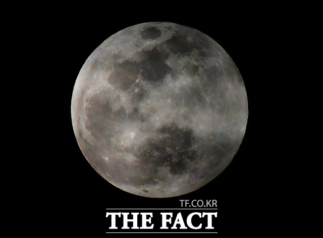 기상청에 따르면 추석 당일인 오늘(1일) 전국 대부분 지역에서는 보름달을 볼 수 있겠다. /더팩트 DB