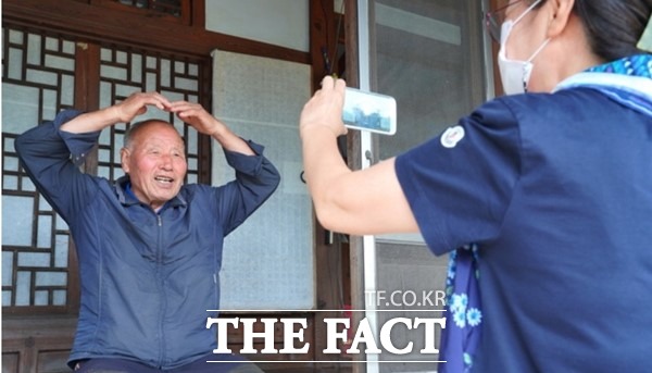 경북 의성군 어르신들의 아들·딸들아 오지마라라며 눈물로 당부하는 안부 영상이 세계적인 AP통신에 실렸다.사진은 의성군 한 어르신이 자녀들에게 전송할 영상을 찍고 있다./의성군제공