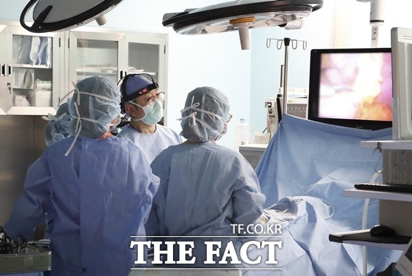 30일 이용호 의원실에 따르면 최근 5년간 국내 의료기관에 등록된 암환자 173만명 가운데 107만명이 상급종합병원에서 치료를 받았다. 특히 이 가운데 서울 BIG5 상급종합병원에 암환자의 37%가 쏠린 것으로 나타났다. /더팩트 DB