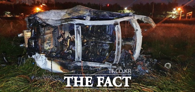 추석 연휴 첫날인 30일 전북 전주시 효자동 인근 도로에서 포르쉐 승용차가 천변 아래로 추락해 2명의 사상자가 발생했다. /전주완산소방서 제공