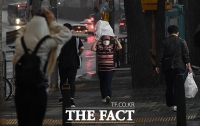 [TF포토] 갑자기 쏟아지는 소나기에 빨라진 발걸음