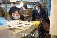 [TF사진관] 추석 앞두고 전통시장 찾은 문재인 대통령