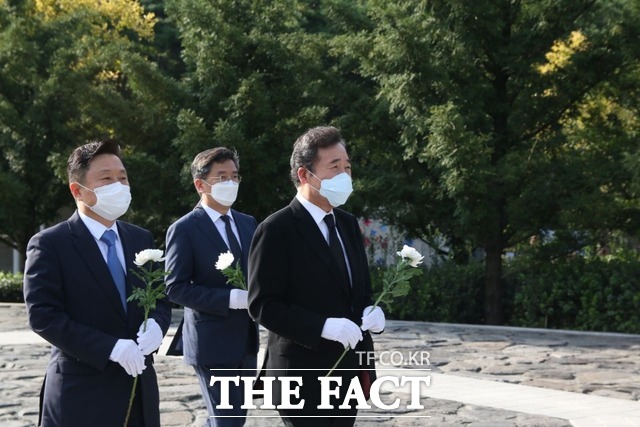 이낙연 더불어민주당 대표(오른쪽)는 추석인 1일 경북 봉화마을 고 노무현 대통령 묘소를 참배했다. /민주당 제공