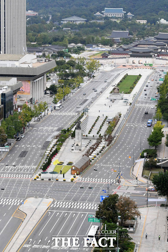 민족 대명절 추석을 맞은 1일 오전 서울 종로구 광화문 광장이 한산한 모습을 보이고 있다. /남윤호 기자