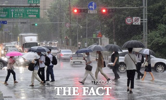 기상청은 금요일인 2일은 전국이 흐리고 일부 지역에 비가 내리겠다고 전망했다. /이덕인 기자