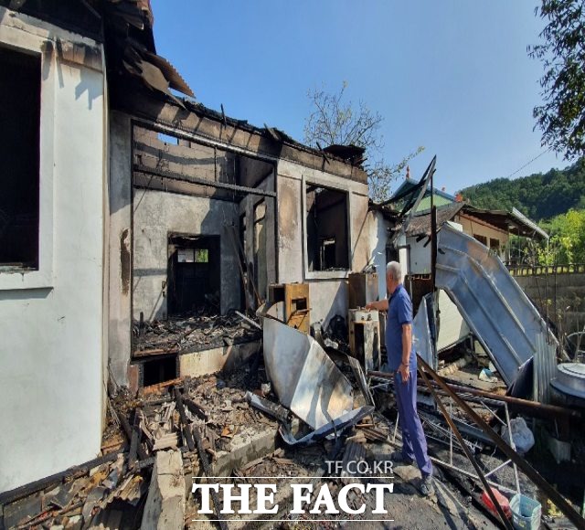 1일 오전 1시경 김천시 아포읍 하송리 주택에서 불이나 전소했다. 이장 박희병씨가 화재발생 상황을 설명하고 있다./김천=김서업 기자