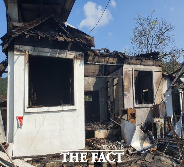 1일 오전 1시경 경북 김천시 아포읍 하송리 주택에서 불이나 전소했다.사진은 전소된 주택/김천=김서업 기자