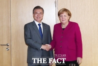  文대통령, 獨 메르켈에 'WTO 유명희 지지 요청'