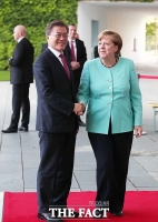  文대통령, 메르켈 총리와 통화…'코로나·유명희' 등 논의