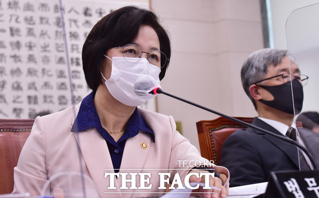 추미애 법무부 장관이 거짓말 논란에 직접 해명에 나섰다. 그는 야당과 보수언론은 본질에서 벗어난 거짓말 프레임으로 몰아가고 있다고 강조했다. /남윤호 기자(현장풀)