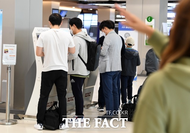 코로나19 신규 확진자 63명으로 이틀째 두 자릿수 진정세를 보이고 있다. 사진은 추석연휴를 하루 앞둔 지난달 29일 오전 서울 강서구 김포국제공항에서 연휴를 맞아 시민들이 목적지를 향해 떠나고 있다. /임세준 기자