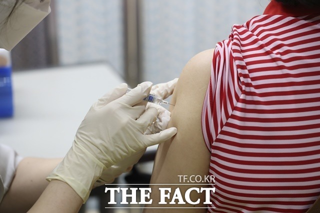 백신을 밪은 뒤 이상반응을 호소한 사람은 12명으로 늘었다. 사진은 기사 내용과 무관. /뉴시스
