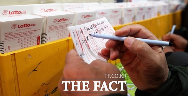 2019년 복권 미수령 당첨금이 전년 대비 7.2% 늘어난 537억 6300만 원을 기록했다. 소멸 시효를 넘긴 미수령액은 복권기금에 귀속돼 저소득층 지원 등 공익사업에 이용될 예정이다. 사진은 서울 종로구에 위치한 복권방의 모습. /뉴시스