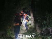  인명 구조견 ‘유리’…부산 장산 등산 중 길 잃은 60대 2명 구조