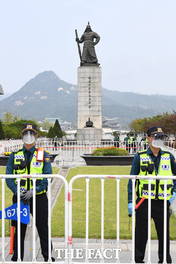 개천절인 3일 오전 서울 종로구 광화문광장 일대에서 경찰병력이 집회에 대비해 차량으로 광장일대를 둘러싸고 시민들의 진입을 제지하고 있다. /임세준 기자