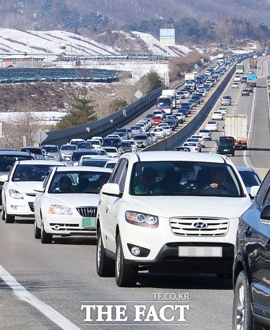 한국도로공사에 따르면 정오 기준 경부고속도로 서울 방향은 양재부근~반포, 수원 부근~수원, 청주~청주휴게소 부근 등 21㎞ 구간에서 차량 이동이 정체되고 있다. /더팩트 DB