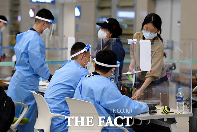 추석 연휴 사흘째인 2일 오후 인천 중구 인천국제공항 제2터미널에 도착한 여행객들이 코로나19 방역 정책에 따라 입국장을 나서고 있다./이선화 기자