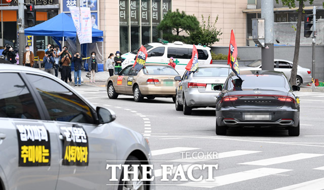 새로운 한국을 위한 국민행동이 3일 오후 서울 강동구 굽은다리역에서 추미애 장관 퇴진 촉구 드라이브 스루 집회를 진행한 가운데 차량 행렬이 지나고 있다. /임세준 기자