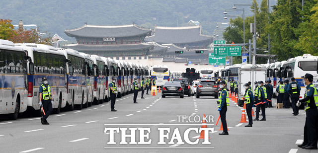 개천절인 3일 오전 서울 종로구 광화문광장 일대에서 경찰병력이 집회에 대비해 차량으로 광장일대를 둘러싸고 시민들의 진입을 제지하고 있다./임세준 기자