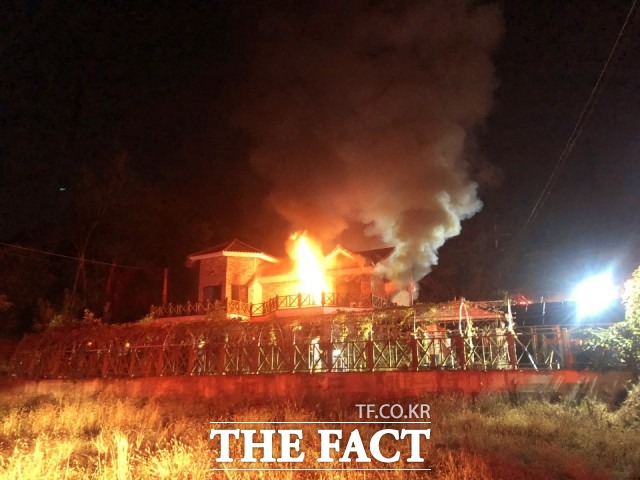 지난 1일 오전 1시 43분께 전북 전주시 완산구 용복동 한 단독주택에서 불이 나 1시간여 만에 진화됐다. 화재 당시 집 안에는 5명이 있었지만, 무사히 빠져나와 인명 피해는 발생하지 않았다. /전주완산소방서 제공