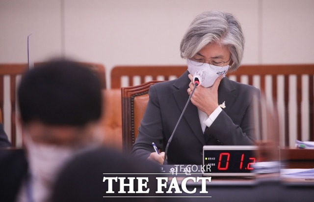 강경화 외교부 장관이 배우자의 해외여행 논란과 관련해 송구스럽다는 입장을 4일 밝혔다. 사진은 지난달 28일 국회에서 열린 외교통일위원회 전체회의에 참석한 강 장관의 모습. /이새롬 기자