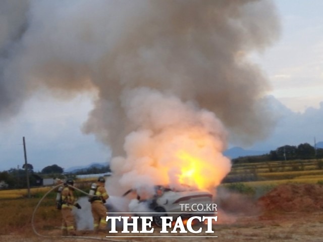 추석 연휴 마지막 날인 4일 전북 전주시 전미동 인근 공터에 주차된 그랜저 승용차에서 불이 나 출동한 119가 진화를 하고 있다. /독자 제공