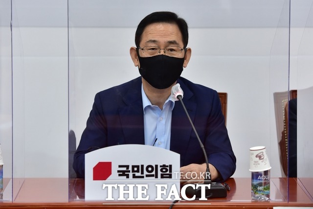 국민의힘 주호영 원내대표는 4일 국회 기자간담회에서 북한군의 사살 명령 지시가 있었다는 취지의 주장을 했다. 사진은 지난달 28일 국회 비상대책위원회 회의에 참석한 주 원내대표의 모습. /이새롬 기자