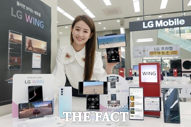 LG전자가 전략 스마트폰 LG 윙을 한국(6일)과 미국(15일) 시장에 출시한다. 모델이 LG 윙을 소개하고 있다. /LG전자 제공