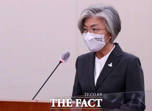 강경화 외교부 장관이 4일 배우자의 해외여행 논란과 관련해 송구스럽지만 남편에 귀국 요청을 하기는 어렵다고 밝혔다. 사진은 지난달 28일 국회에서 열린 외교통일위원회 전체회의에 참석한 강 장관의 모습. /이새롬 기자