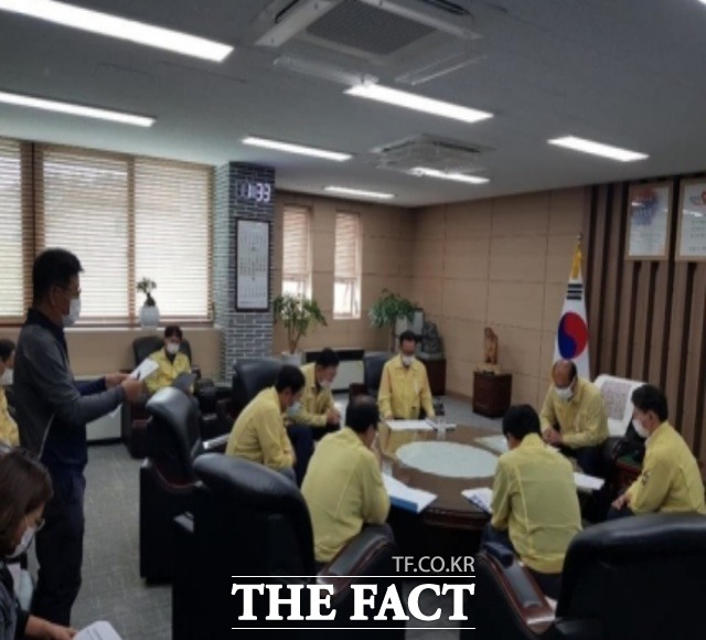 4일 경북 상주에서 코로나19 환자1명이 추가 발생해 상주시가 코로나19 긴급대책회의를 갖고 있다./상주시 제공