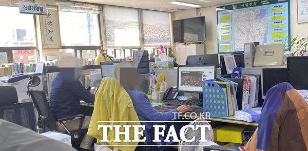 경주시청 산림경영과 공무원(사진 오른쪽)이 근무 시간 중인인데도 최근 KBS2에서 방영, 화제가 되고 있는 대한민국 어게인 나훈아 동영상을 시청하고 (오른쪽 모니터) 있다./경주=오주섭기자