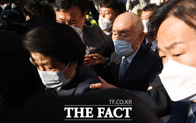 검찰은 5일 광주지법 형사8단독 김정훈 부장판사 심리로 열린 이 사건 결심 공판에서 전 전 대통령에 대해 징역 1년 6월을 선고해달라고 재판부에 요청했다. /더팩트 DB