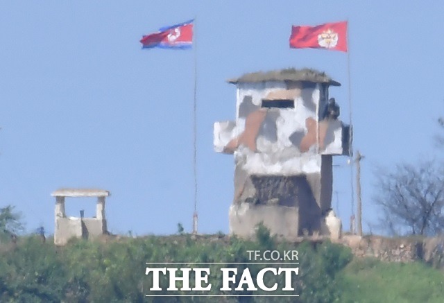북한이 청와대의 공동조사 제안을 수용할지는 미지수다. 사진은 지난달 26일 경기 파주시 탄현면 접경지역 철조망 뒤로 북한군이 초소를 지키고 있는 모습. /이덕인 기자